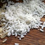 Cozinhar arroz e guardar para outro dia pode criar bactéria que prejudica a saúde