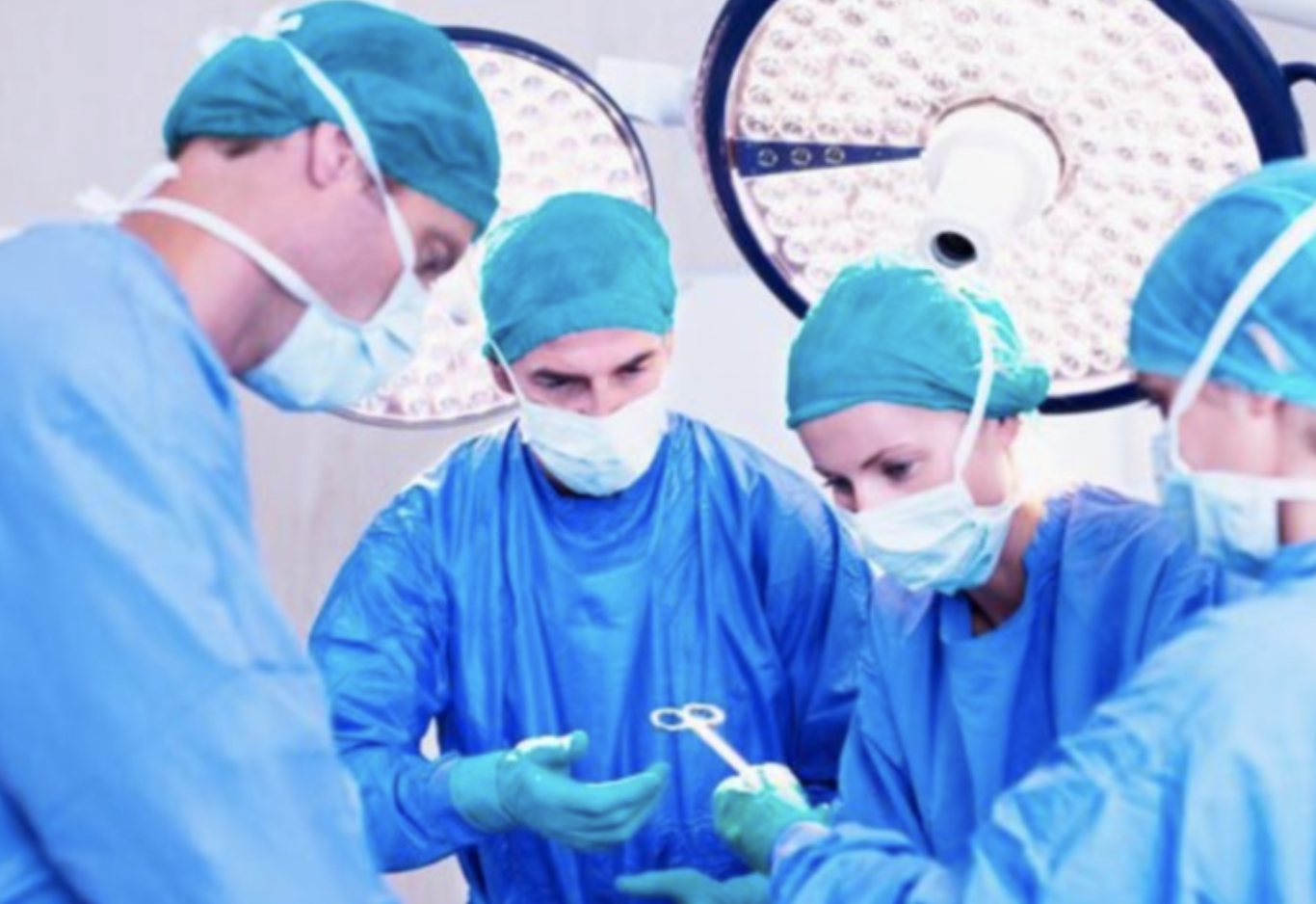 Os médicos utilizam roupas verdes ou azuis nas salas de cirurgia por estes motivos