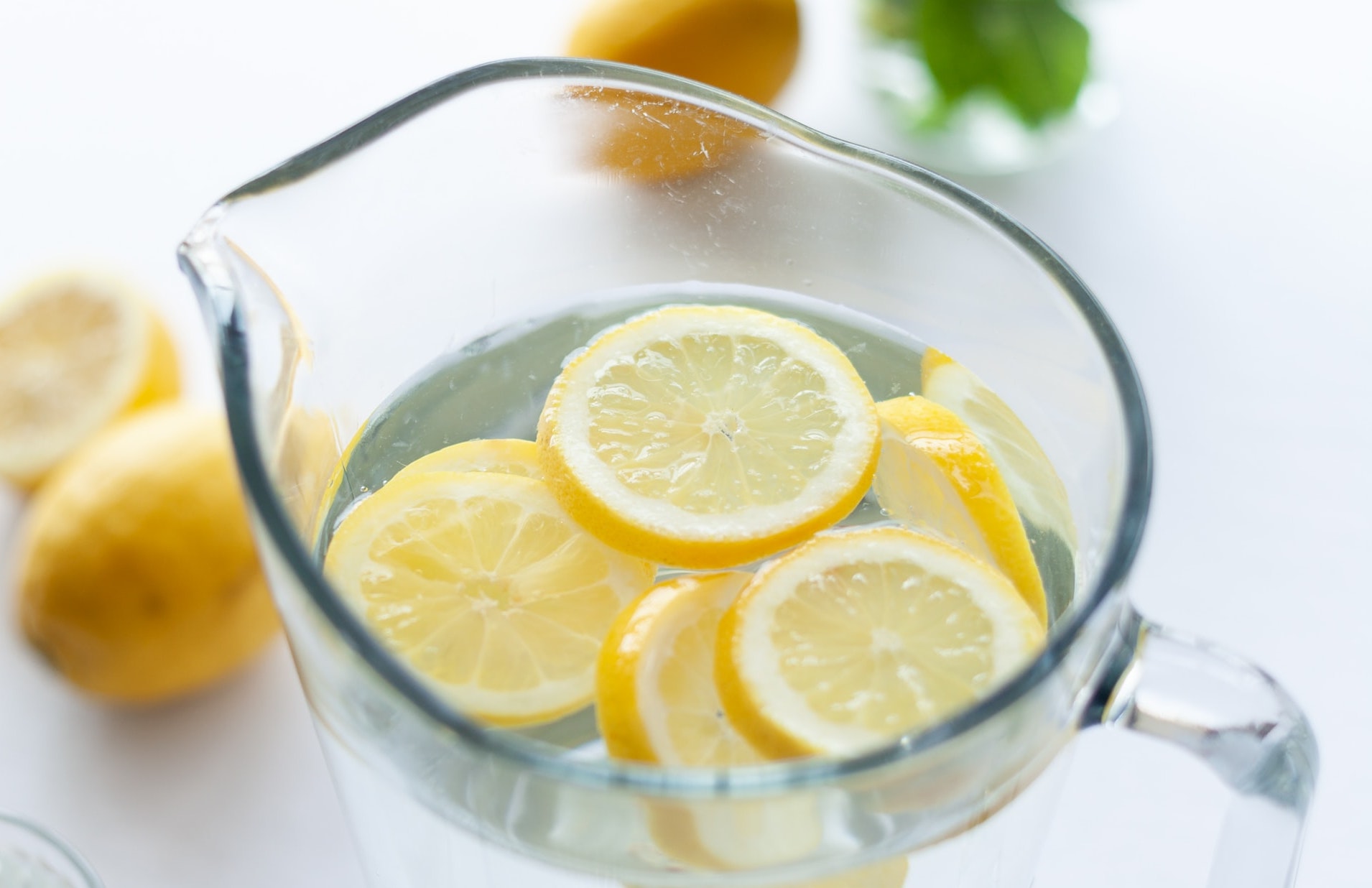 Isto é o que acontece no corpo quando se bebe água com limão em jejum