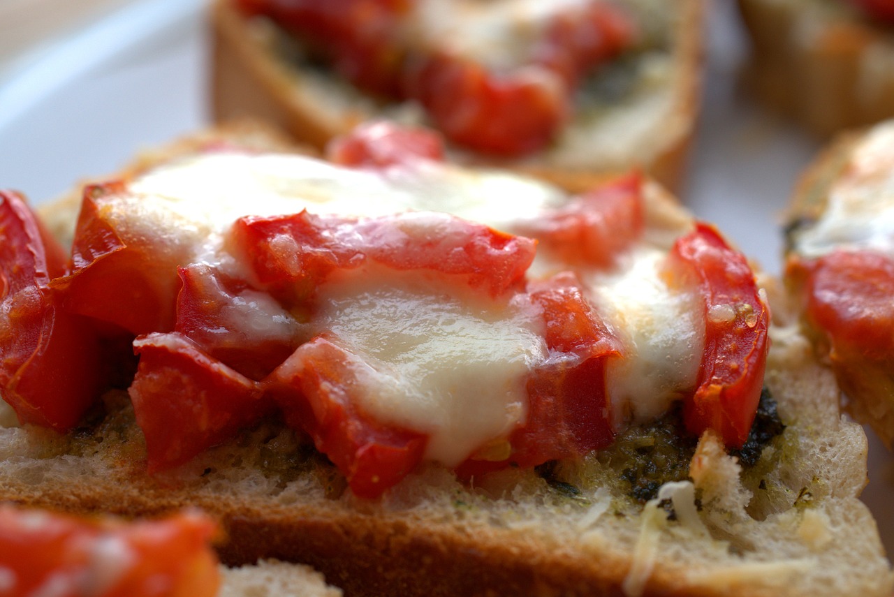 bruschetta de queijo com tomate