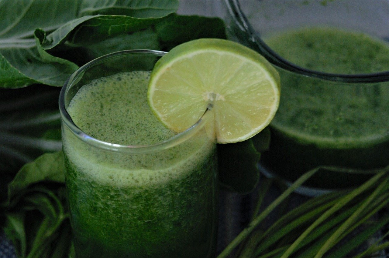 3 receitas de suco verde para desintoxicação
