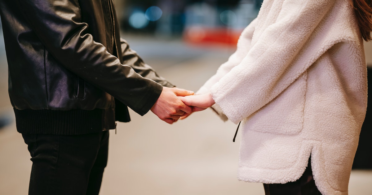 10 benefícios surpreendentes de segurar as mãos de uma pessoa amada