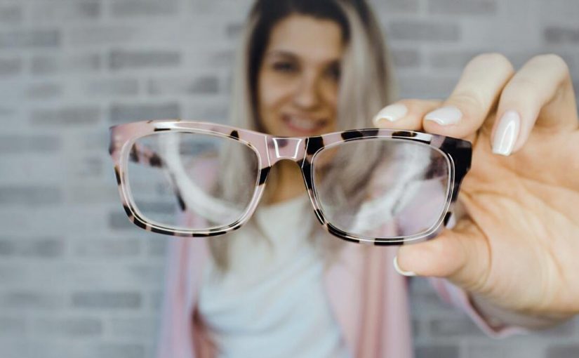 8 sinais de que você pode precisar de óculos, mesmo que você não pense que precisa