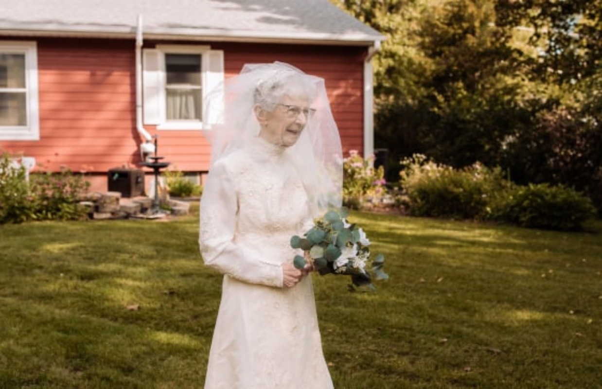 Funcionários de asilo ajudam casais na casa dos 90 anos a tirar fotos de casamento que eles nunca tiveram