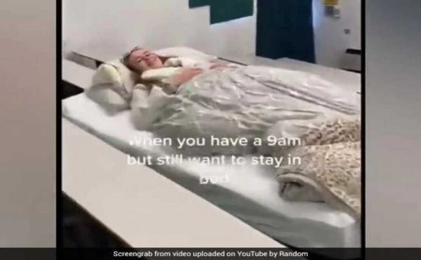 Uma estudante universitária trouxe sua cama para uma aula na Grã-Bretanha