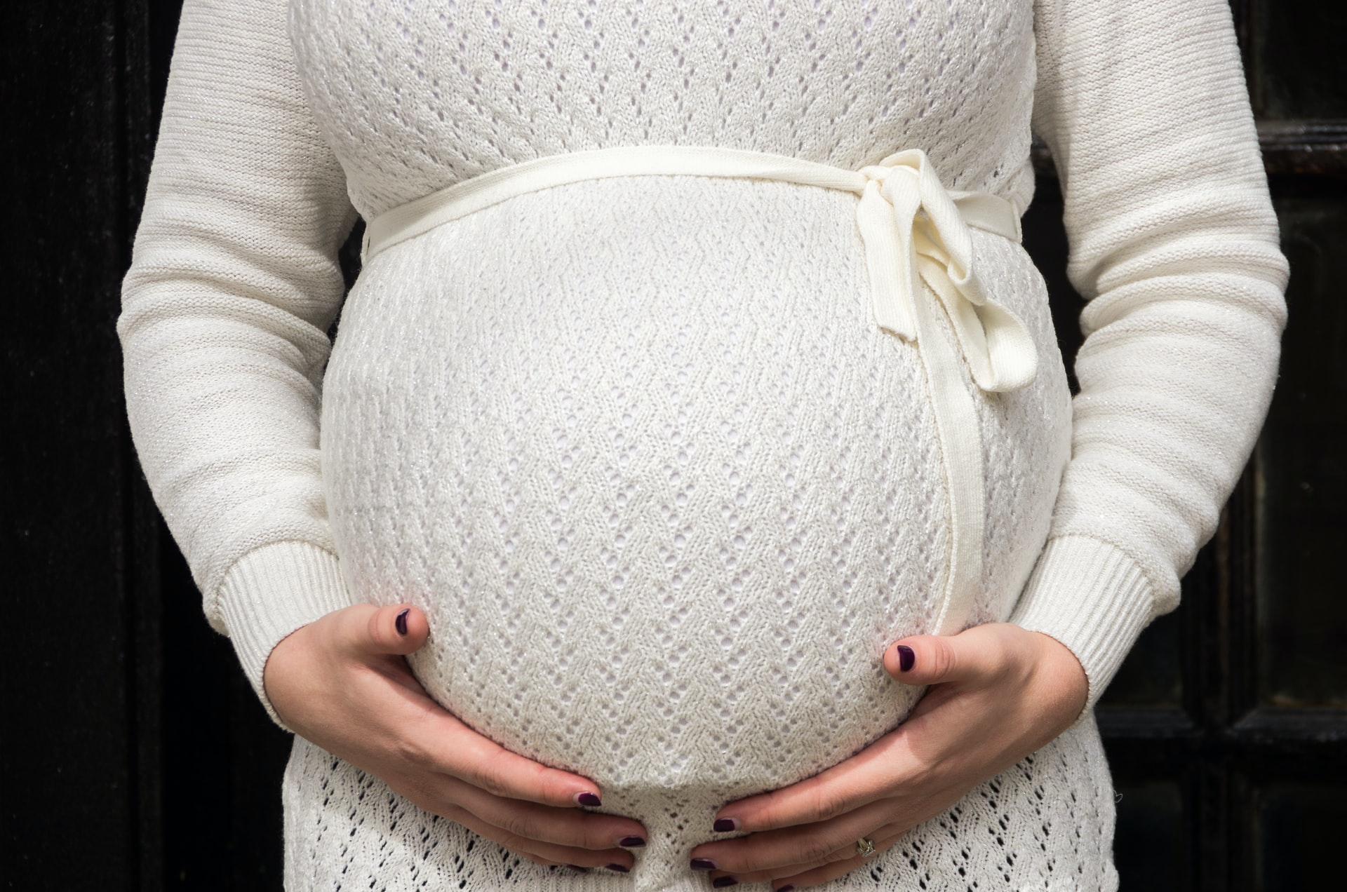 Mulher grávida indignada com marido que quer convidar o irmão para assistir ao parto