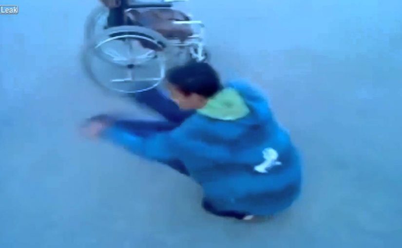 Um valentão tira um homem deficiente de uma cadeira de rodas' e depois se afasta para ver 'um milagre'