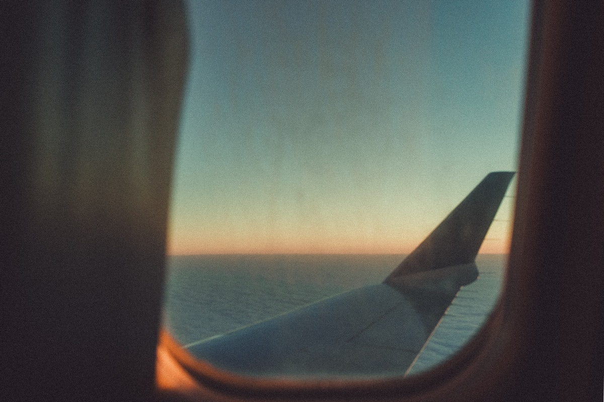 Uma comissária de bordo alerta os passageiros para nunca pousarem a cabeça nas janelas do avião