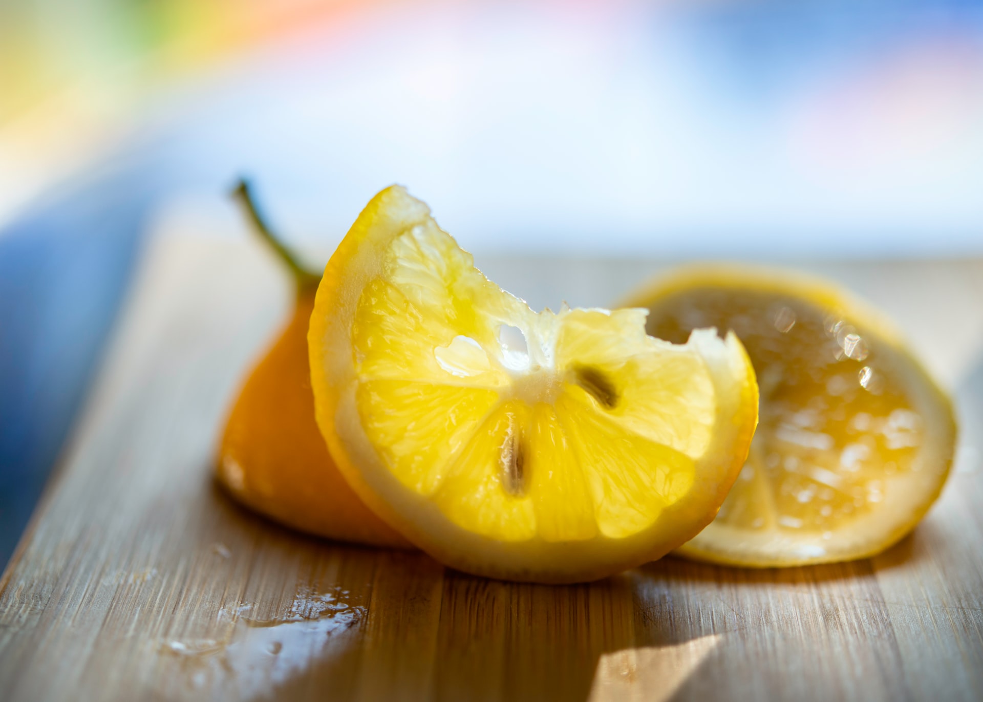 Aprenda a usar o limão para limpar roupas, torneiras e superfícies
