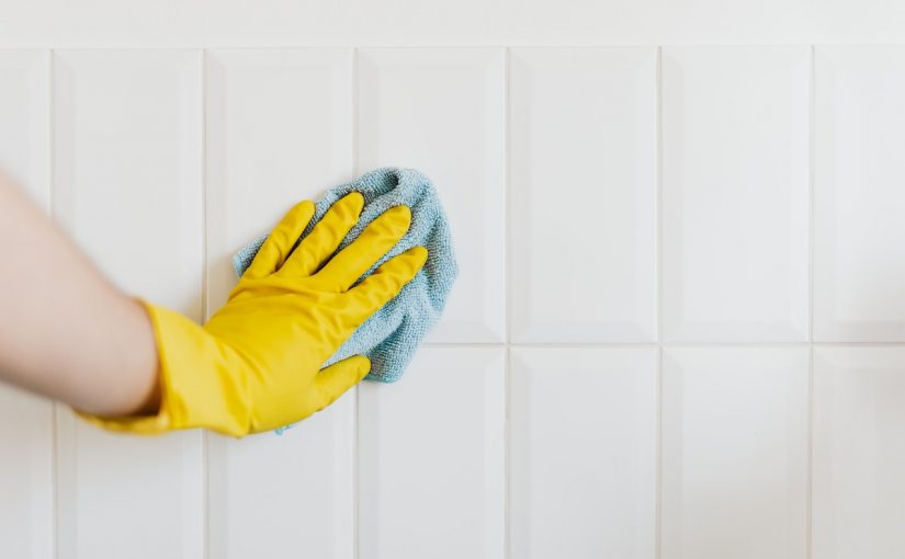 Aprenda a limpar as juntas dos azulejos com produtos naturais sem gastar muito
