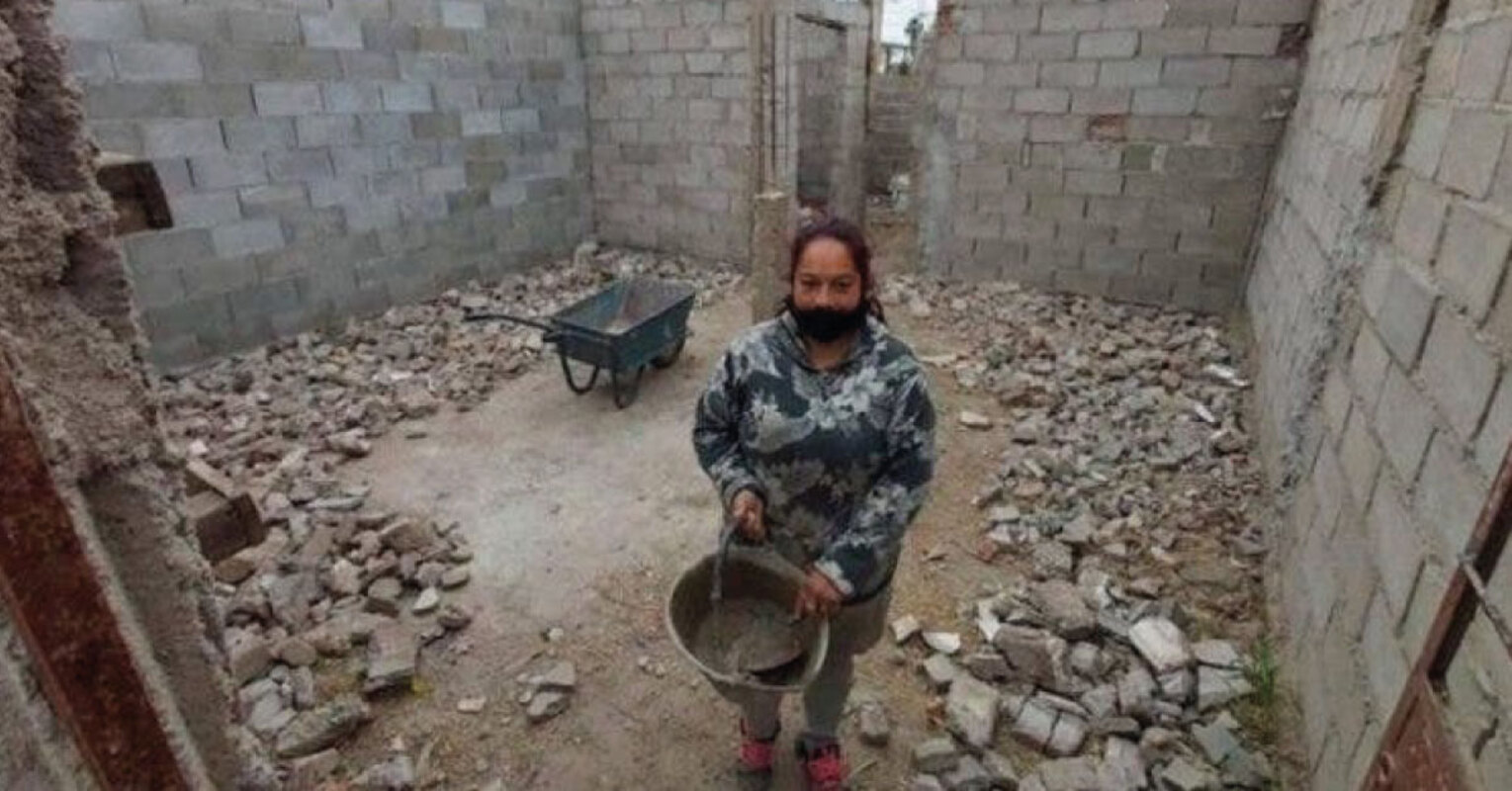 Mãe solteira decide construir sua própria casa sozinha porque não podia pagar os pedreiros